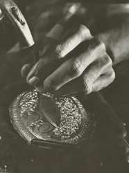 Artesano kandyano trabajando (foto en blanco y negro)