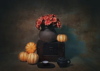 Naturaleza muerta con rosas de otoño