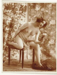 Desnudo femenino con flor