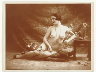 Desnudo femenino con flores.