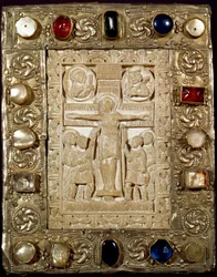 Arqueología de la Edad Media. Arte bárbaro de Lombardía: la paz del Duque Orso. La parte de marfil representa a Cristo crucificado rodeado por la Virgen, San Longino el Centurión y San Juan. Arte lombardo del siglo IX.