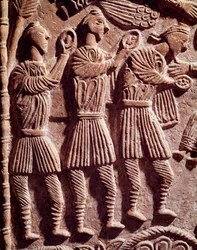 Arte lombardo: los reyes sabios, bajorrelieve del altar del Duque Rachis - Escultura, arte lombardo, 737-744 - Cividale del Friuli, Museo Cristiano, tesoro de la catedral