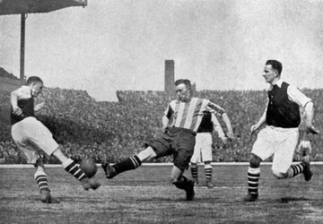 Acción de un partido de fútbol Arsenal vs Sheffield United, c1927-1937