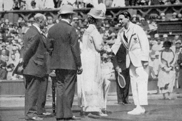 Jean Borotra recibe su medalla de la reina María en la cancha central, 1926