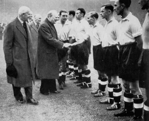 Winston Churchill saluda al equipo de fútbol de Inglaterra, Wembley, Londres, octubre de 1941