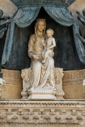 Madonna con niño en dosel de bronce, por Lorenzo Maitani (antes de 1275-1330), luneta sobre la entrada central, fachada de la catedral de Orvieto, Umbría, Italia