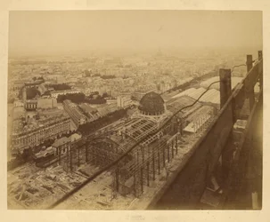 Vista aérea de un edificio de exposiciones en construcción