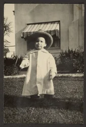 [Bebé con sombrero grande]