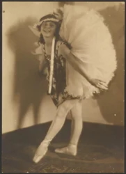 [Bailarina con tocado]