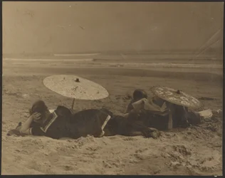 [Escena de playa con sombrillas de papel]