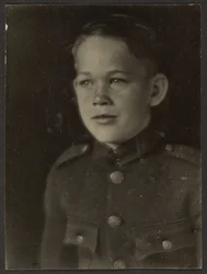 [Niño vestido de uniforme]