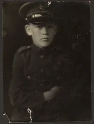[Niño vestido de uniforme]