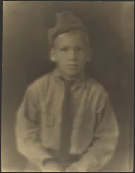 [Niño vestido de soldado]