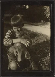 [Niño sosteniendo un animal pequeño]