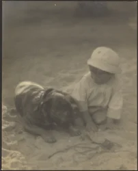 [Un niño sentado con un perro]