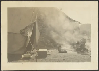 [Escena de campamento]