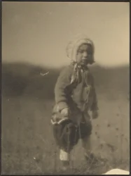 [Niño con gorro en el campo]