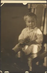 [Niño en la silla grande]