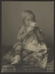 Niño con manzana