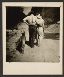 Pareja paseando con perro