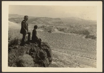 [Pareja en paisaje desértico]