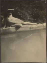 [Bailarina junto al estanque del jardín]