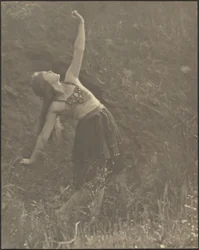 [Bailarina en el campo]