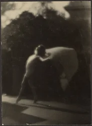 [Bailarina en el jardín]