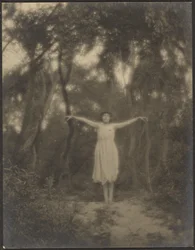 [Bailarina en un jardín]