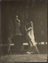 Bailarina en un jardín