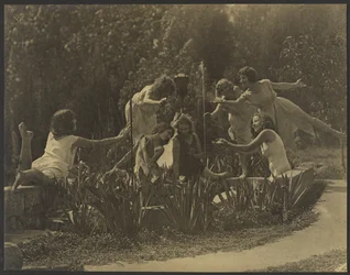 [Bailarines posando junto al muro del jardín]