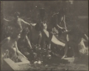 [Bailarinas posando al borde de un estanque]