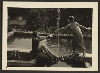 [Bailarinas junto a la piscina]