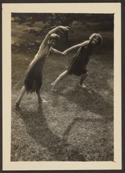 [Bailarinas en el jardín]