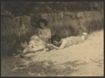 [Bailarinas en el jardín, descansando]