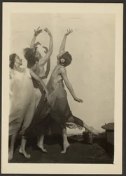 [Bailarinas en la azotea]