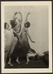 [Bailarines en una azotea]