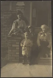 [Retrato de familia fuera de casa]
