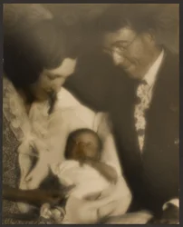 [Retrato de familia con bebé envuelto en pañales]