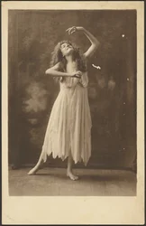 [Bailarina ante un tapiz]