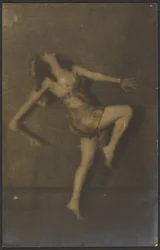 [Bailarina con daga]