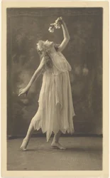 [Bailarina con una flor ante un tapiz]