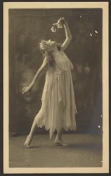 [Bailarina con una flor ante un tapiz]