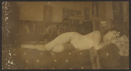 [Desnudo femenino]