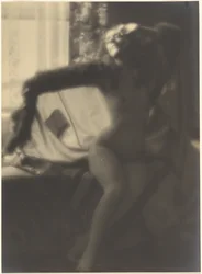 [Mujer desnuda sentada en la cama]