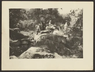 [Figuras atravesando el paisaje]