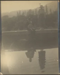 [Figuras reflejadas en el agua]