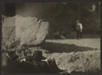 [Figuras descansando en un paisaje]