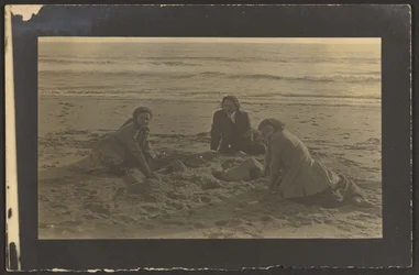 [Figuras sentadas en la playa]