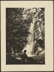 [Cifras y cascada]